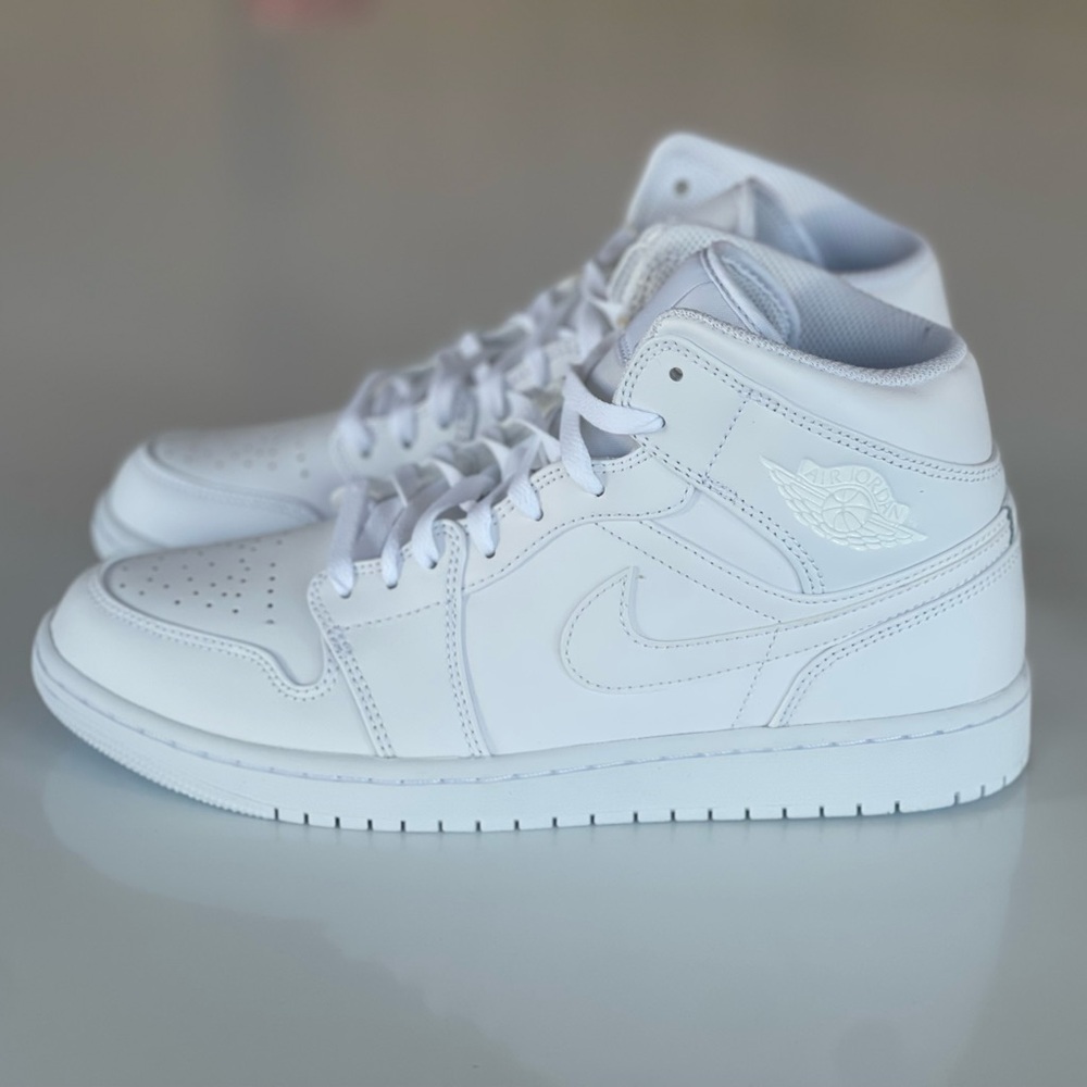 Unworn Nike Air Jordan 1 Mid Triple White US Men's 9.5 - Picture 4 of 12